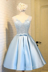 V-Neck Knee-Length Light Blue Satin Homecoming Dresses With Appliques