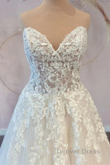 White Sweetheart A-Line Wedding Dresses Tulle Lace Bridal Dresses With Sweep Train Off Shoulder Elegant
