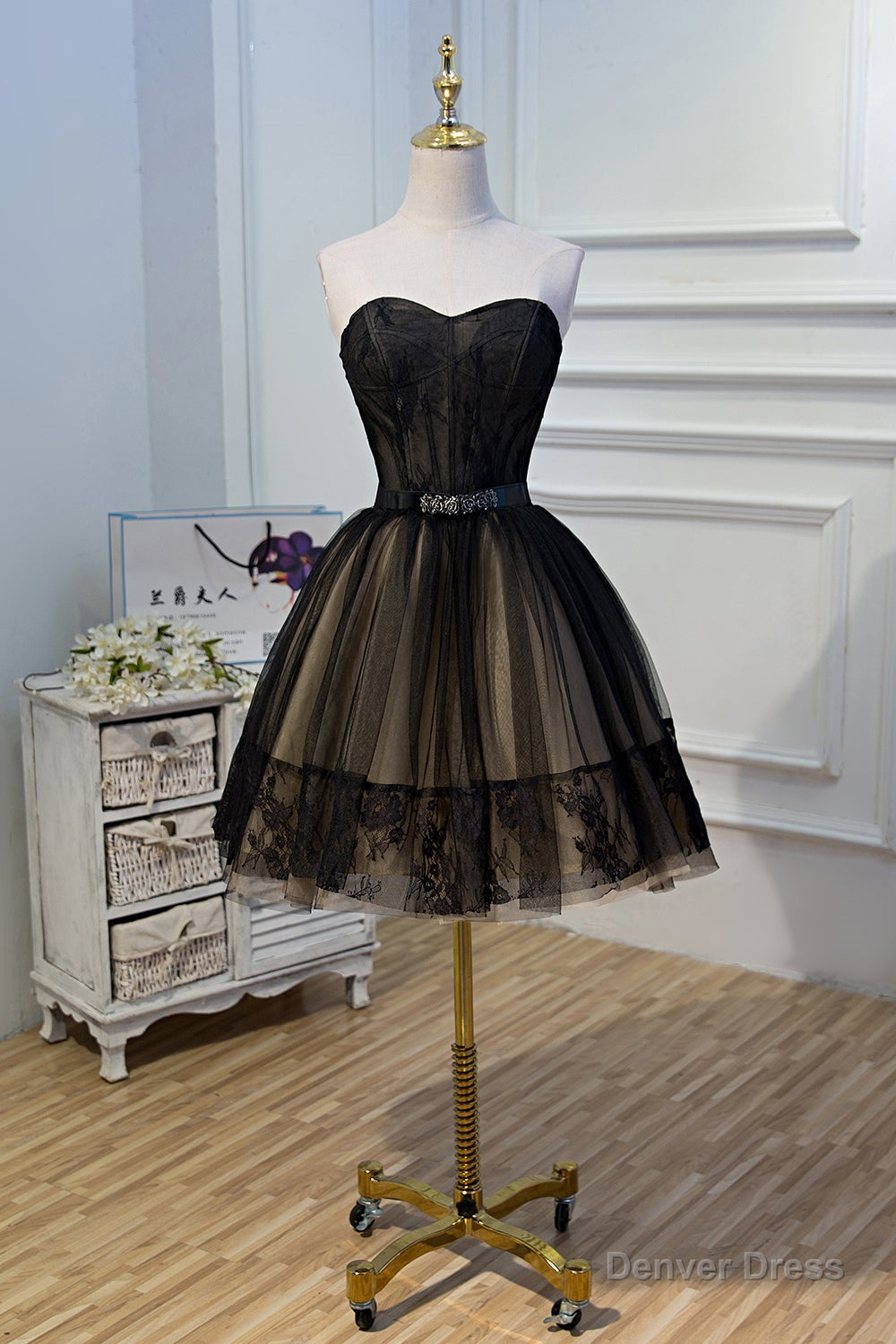 Elegant Black Strapless Lace Up Ball Gown Tulle Homecoming Dresses Main image