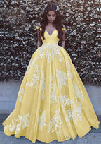 Ball Gown Off-the-Shoulder Sleeveless Court Train Tulle Prom Dresses With Pleated Appliqued