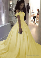 Ball Gowns Off The Shoulder Sleeveless Sweep Train Satin Prom Dresses With Appliqued Beading