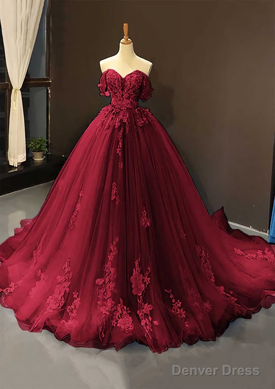 Ball Gowns Off The Shoulder Sweep Train Tulle Prom Dresses With Appliqued
