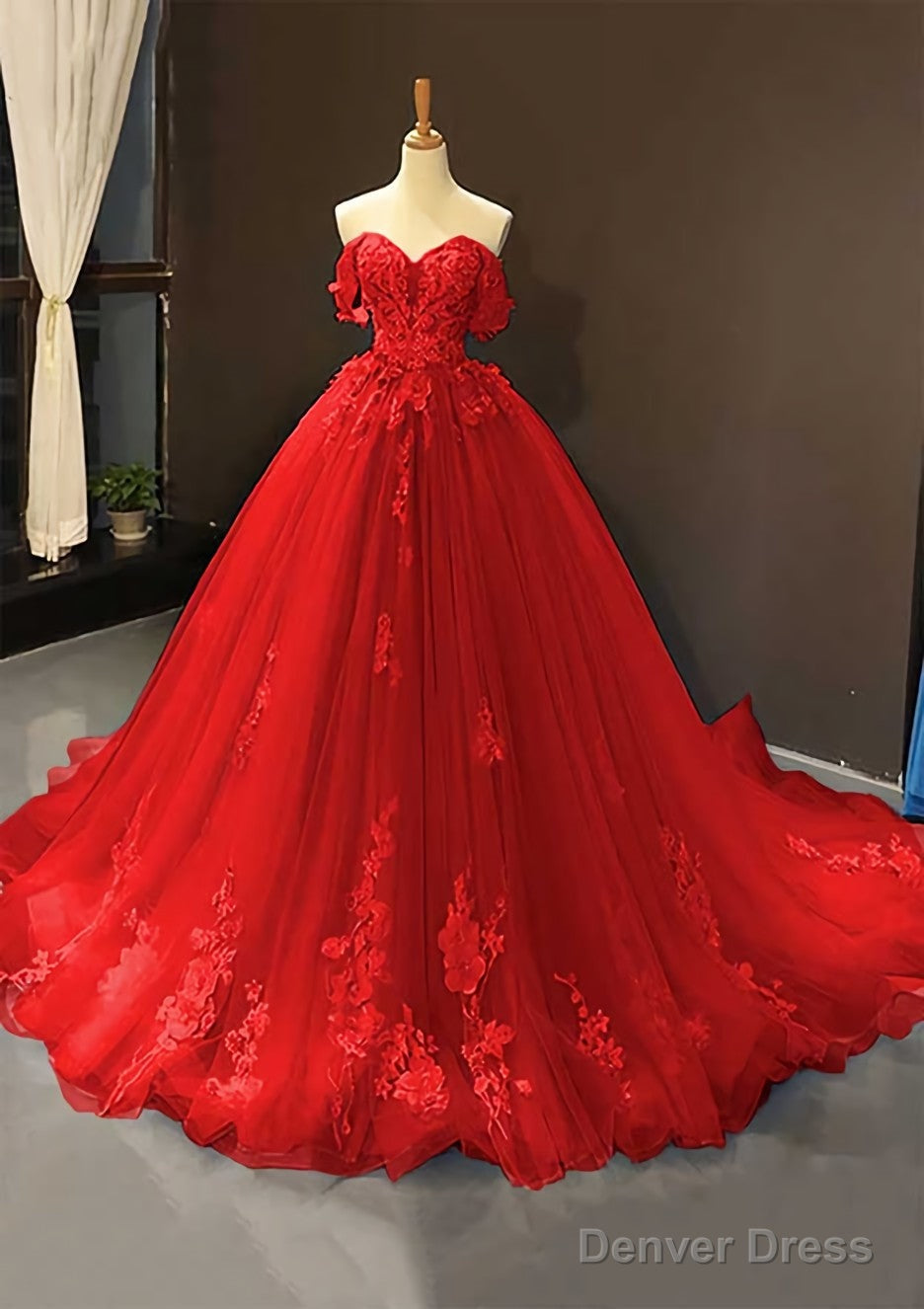 Ball Gowns Off The Shoulder Sweep Train Tulle Prom Dresses With Appliqued