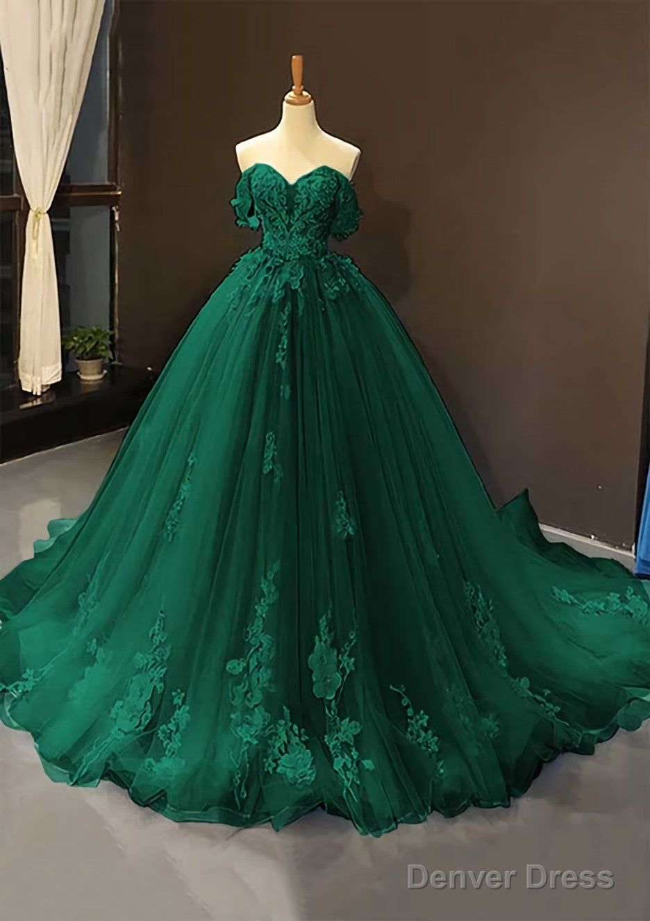 Ball Gowns Off The Shoulder Sweep Train Tulle Prom Dresses With Appliqued