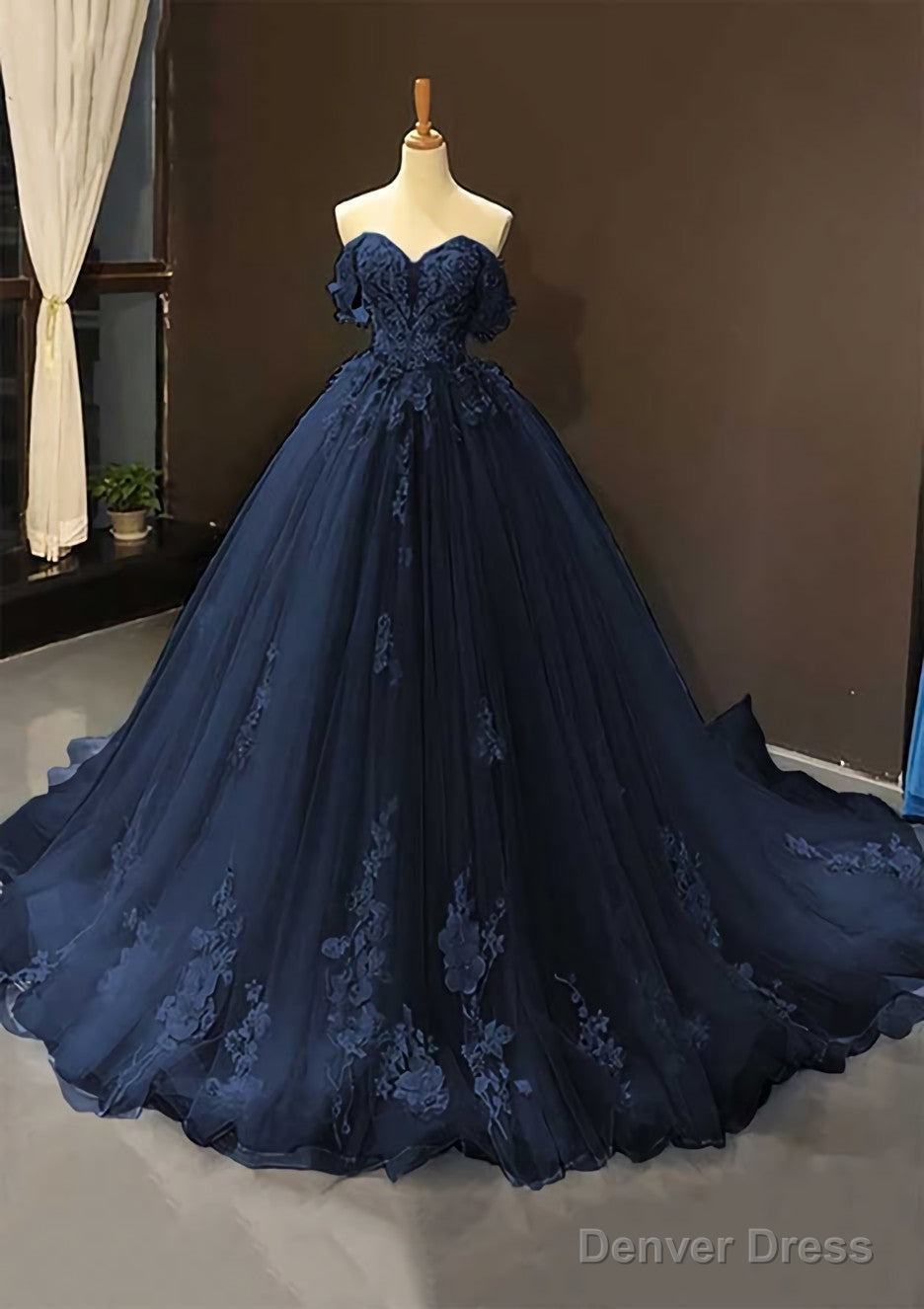 Ball Gowns Off The Shoulder Sweep Train Tulle Prom Dresses With Appliqued