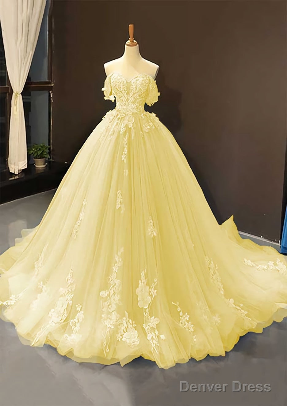 Ball Gowns Off The Shoulder Sweep Train Tulle Prom Dresses With Appliqued