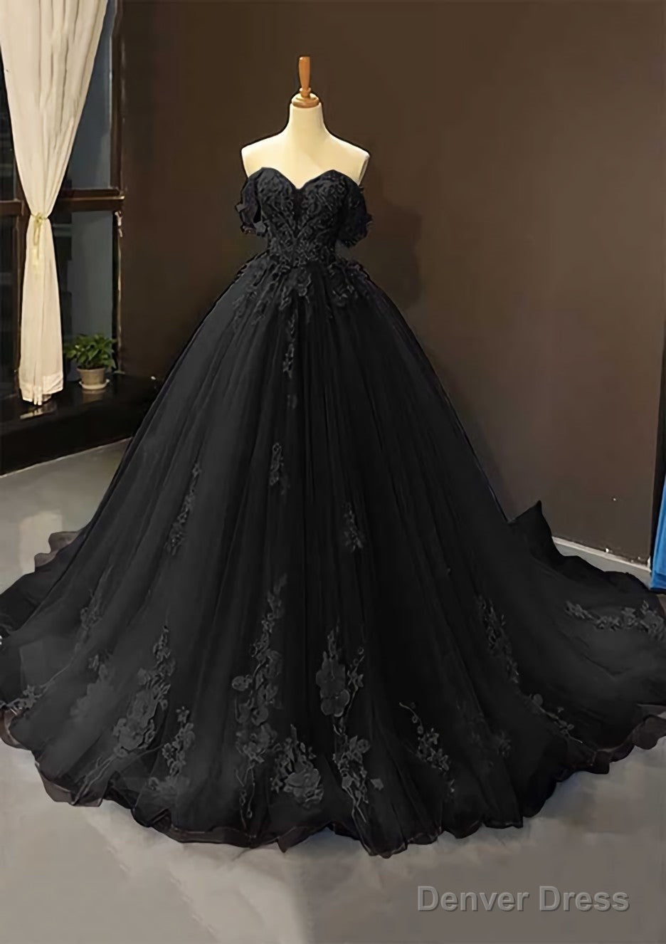 Ball Gowns Off The Shoulder Sweep Train Tulle Prom Dresses With Appliqued
