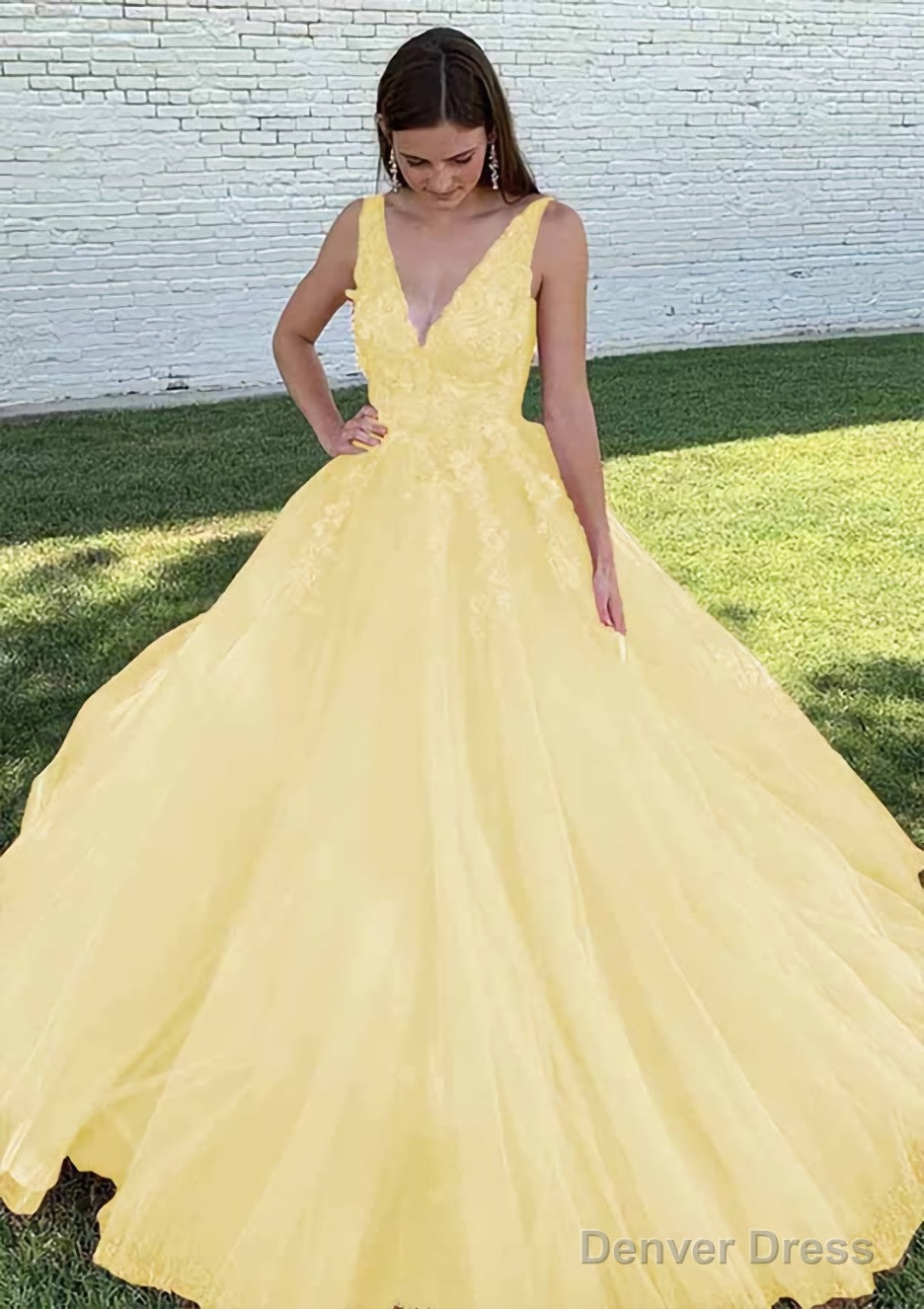Ball Gowns V Neck Court Train Lace Tulle Prom Dresses With Appliqued Beading