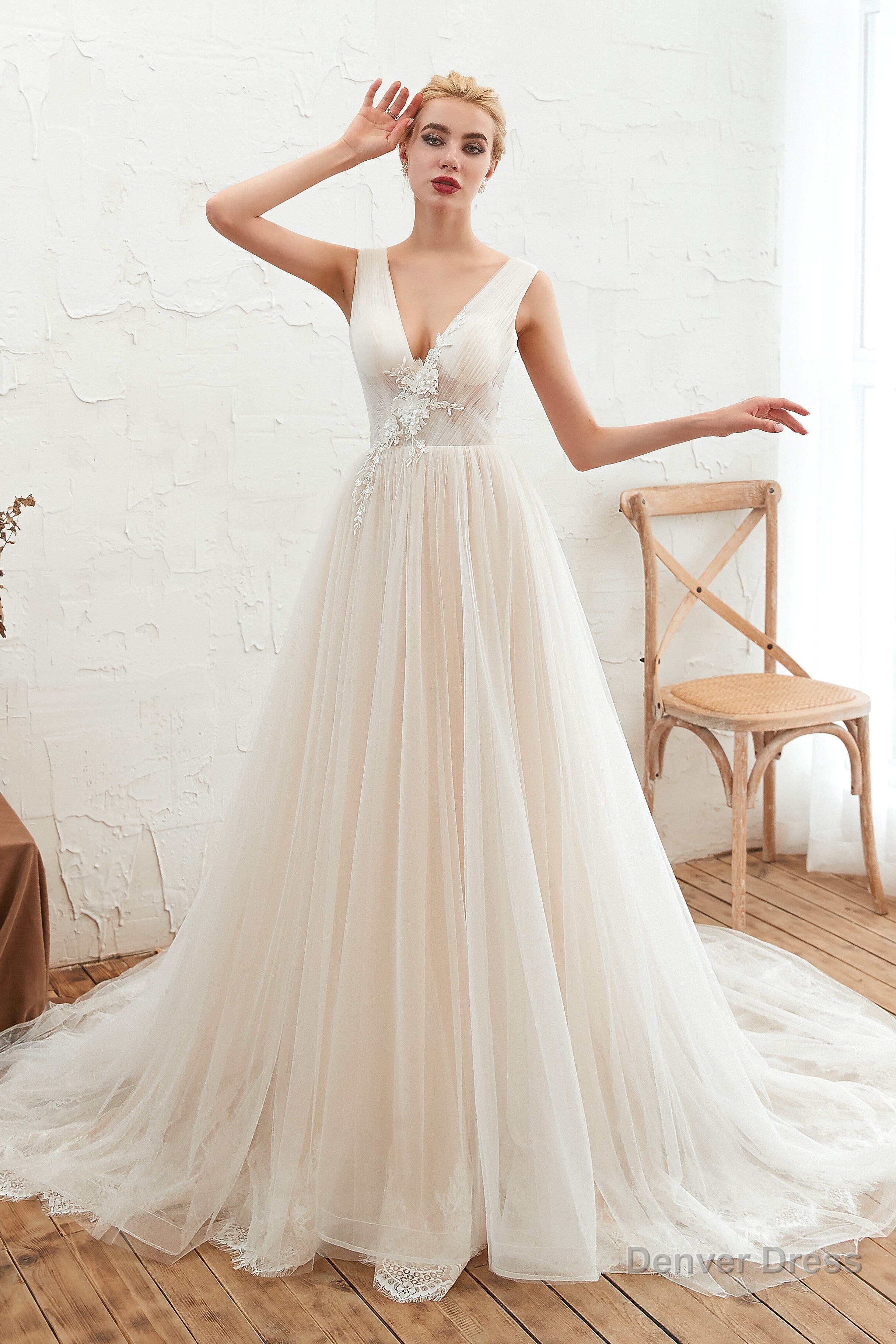 Champange Princess V-neck Lace Tulle Soft Pleats Wedding Dresses with Appliques Main image