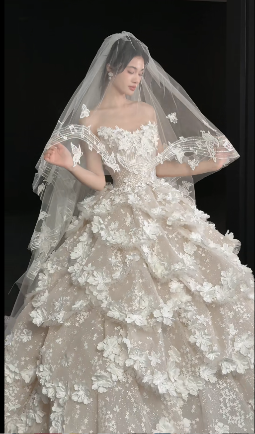 Chic A-Line Long Wedding Dress Tulle Strapless White Bridal Gown Appliques Sleeveless Bridal Dresses Secondary image