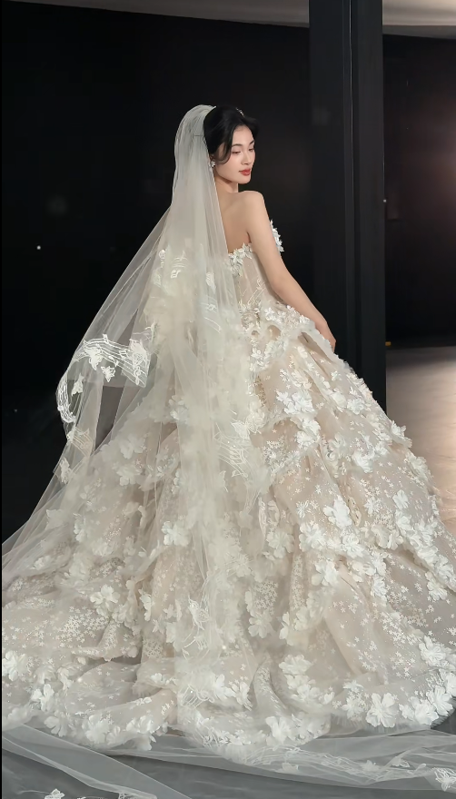 Chic A-Line Long Wedding Dress Tulle Strapless White Bridal Gown Appliques Sleeveless Bridal Dresses Main image