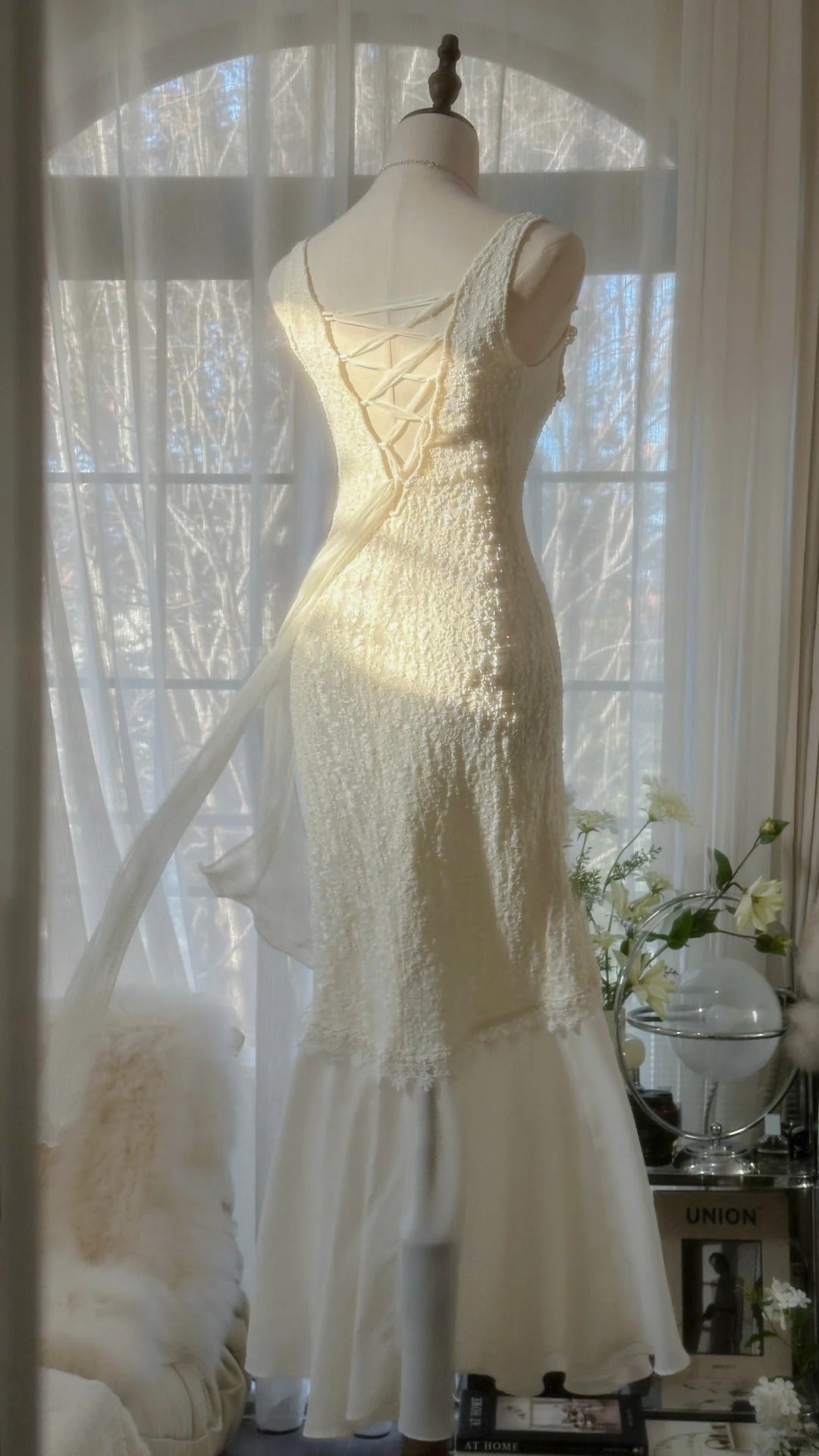 Clean And Elegant White V-Neck Lace Beaded Mermaid Long Prom Dresses