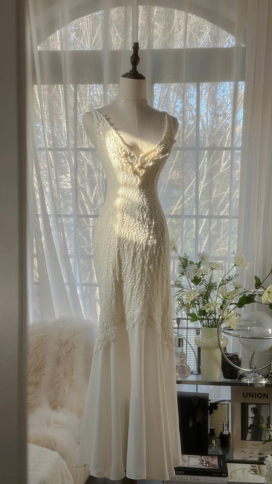 Clean And Elegant White V-Neck Lace Beaded Mermaid Long Prom Dresses