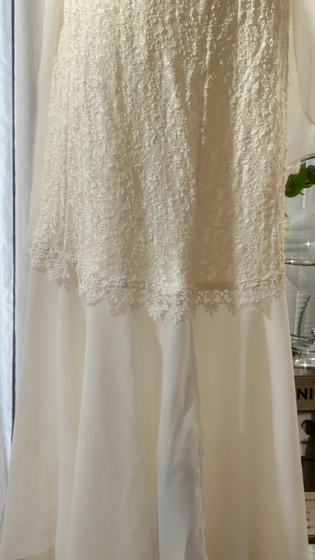 Clean And Elegant White V-Neck Lace Beaded Mermaid Long Prom Dresses