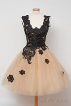 Cute Square Knee Length Homecoming Dresses With Black Lace Appliques
