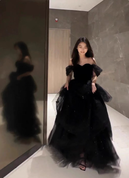 Elegant Black A-Line Off-The-Shoulder Shimmer Tiered Tulle Long Prom Dresses Evening Dresses Secondary image
