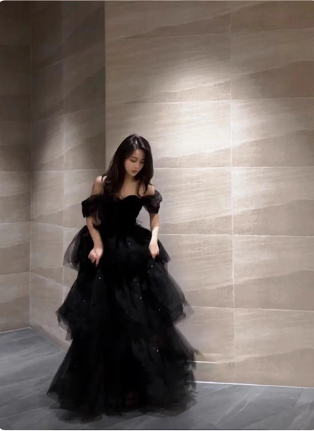 Elegant Black A-Line Off-The-Shoulder Shimmer Tiered Tulle Long Prom Dresses Evening Dresses