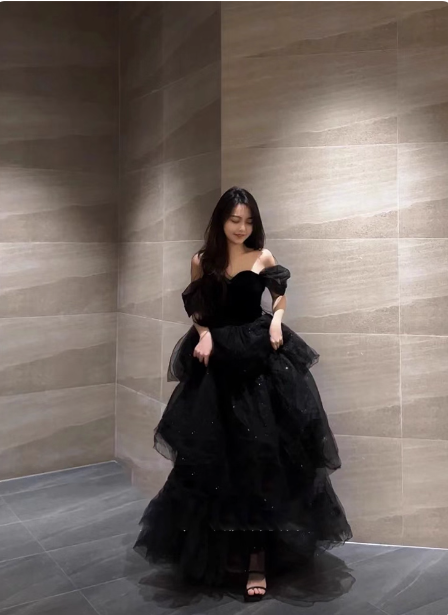Elegant Black A-Line Off-The-Shoulder Shimmer Tiered Tulle Long Prom Dresses Evening Dresses