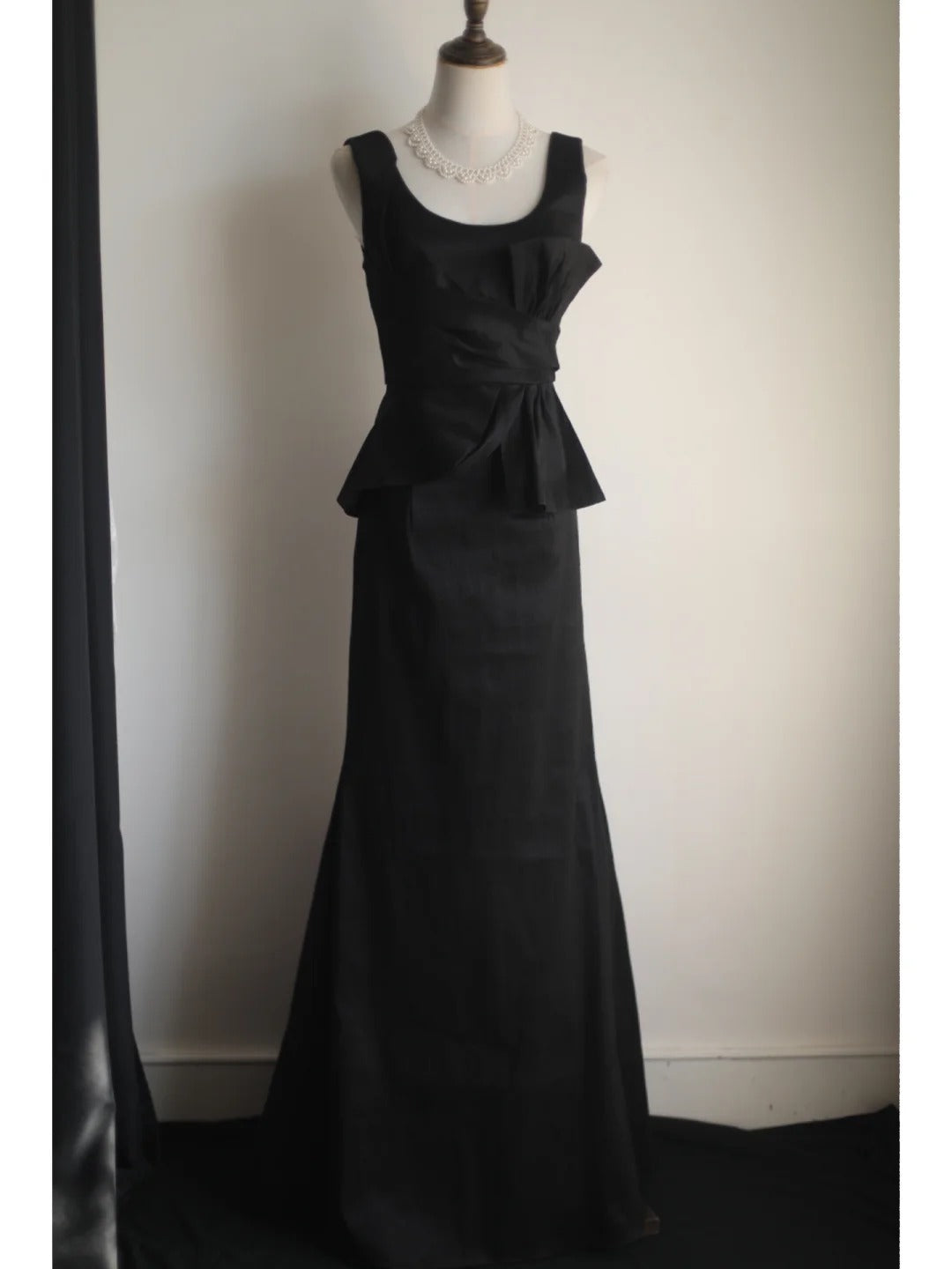 Elegant Black Pleated U-Neck Mermaid Satin Long Prom Dresses Evening Dresses Main image