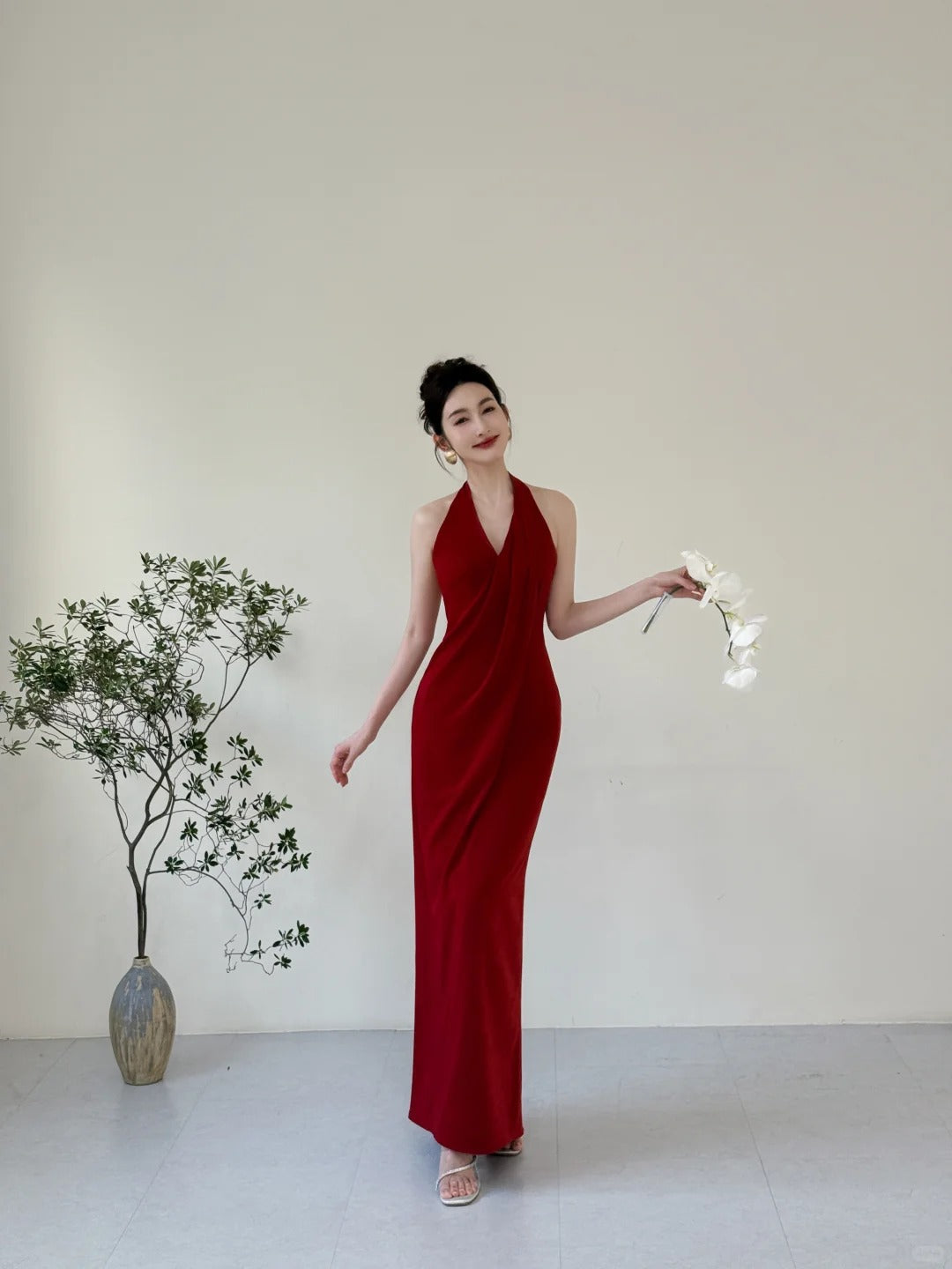 Elegant Burgundy Fitted Halter Neck Deep V-Neck Satin Long Prom Evening Dresses Secondary image