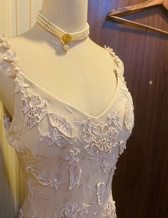 Elegant Ivory Deep V Halter-Neck Irregular Lace Prom Dresses Evening Dresses