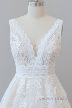 Elegant Long A-line V-neck Appliques Lace Tulle Backless Wedding Dresses