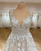 Elegant Long A Line V Neck Spaghetti Straps Appliques Lace Ruffles Tulle Wedding Dresses