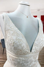 Elegant Long Princess V Neck Tulle Backless Wedding Dresses with Lace