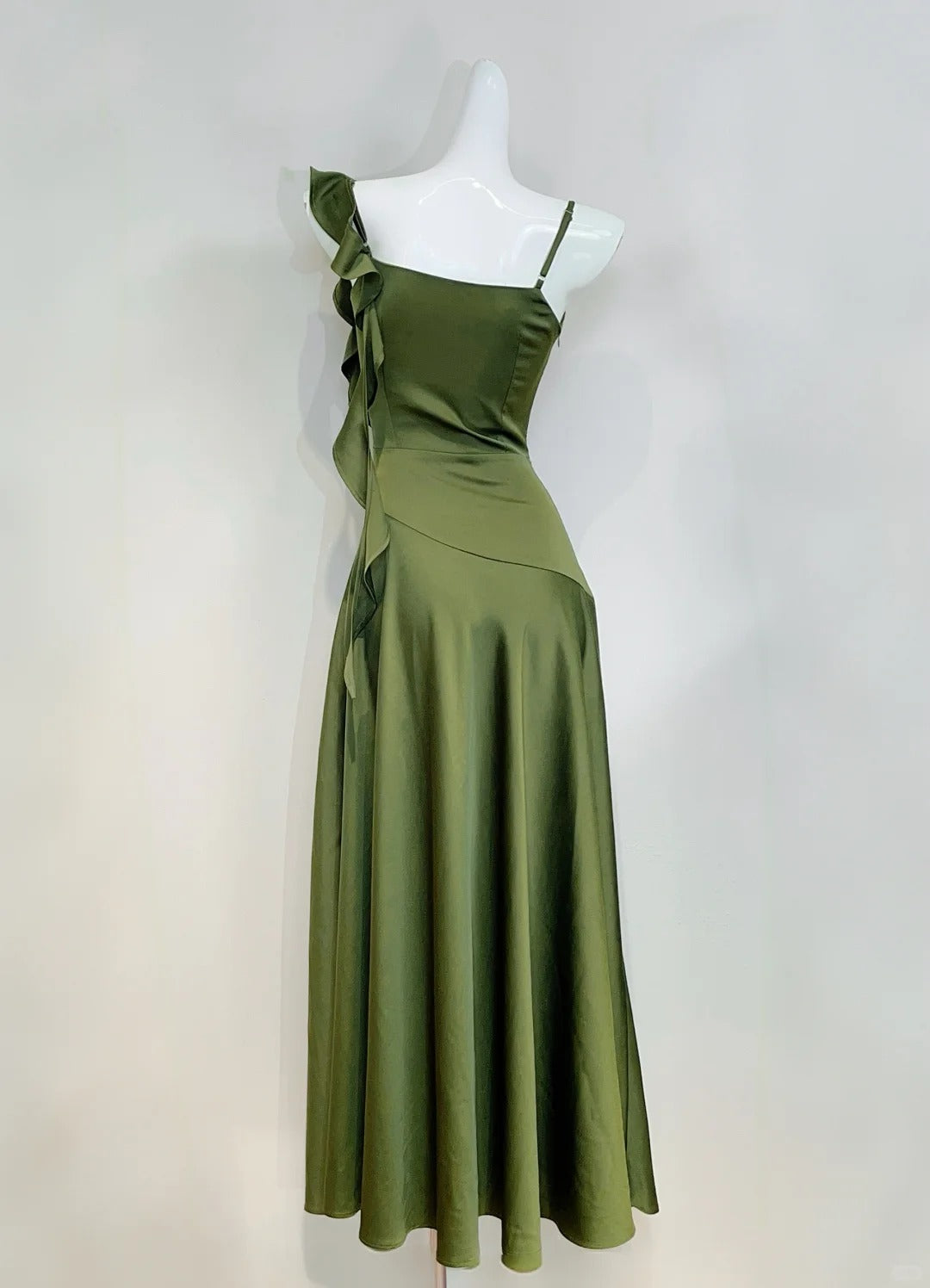 Elegant Olive Green Slim Fit Ruffled Satin Prom Dresses Evening Dresses