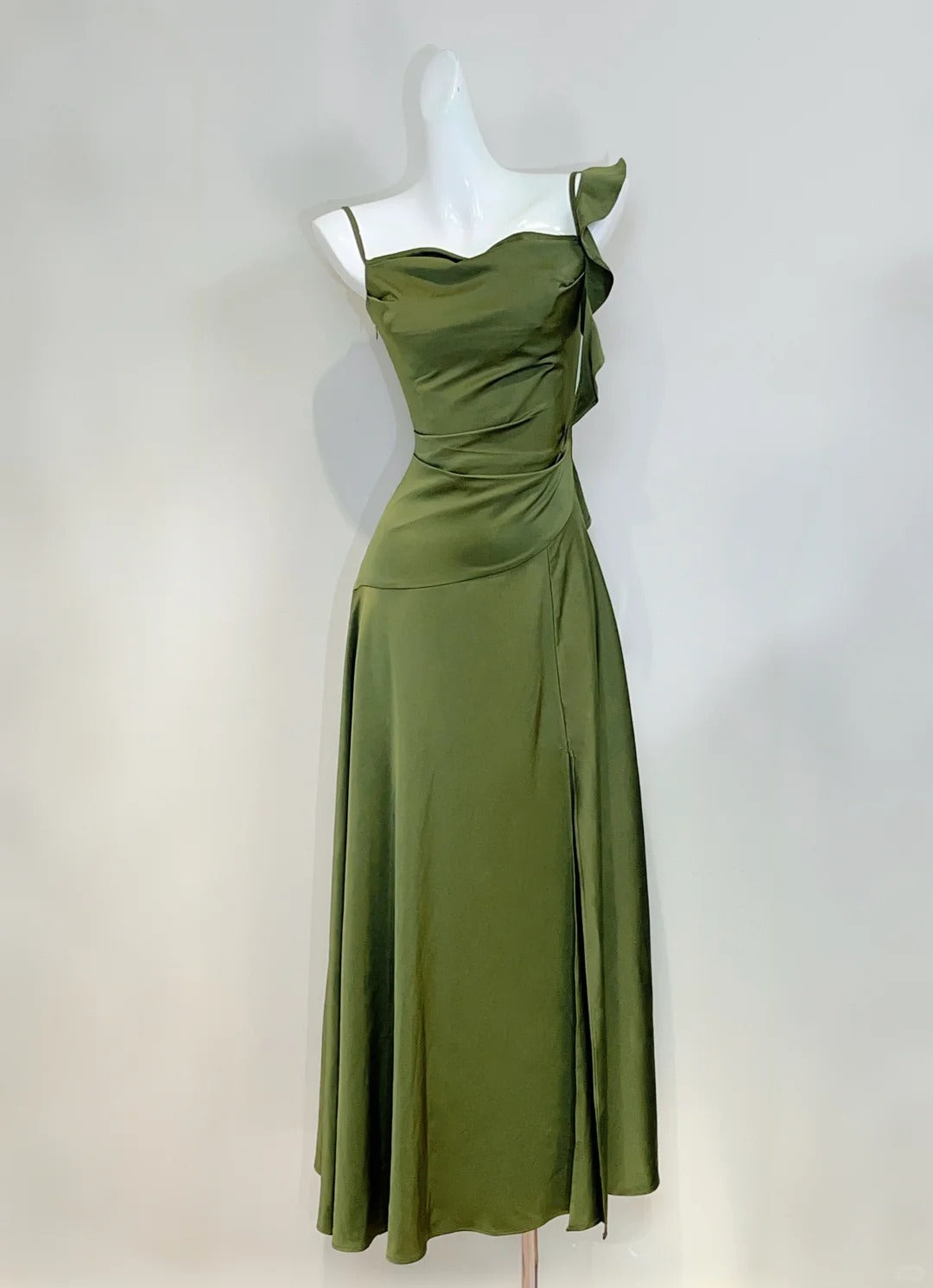 Elegant Olive Green Slim Fit Ruffled Satin Prom Dresses Evening Dresses Main image