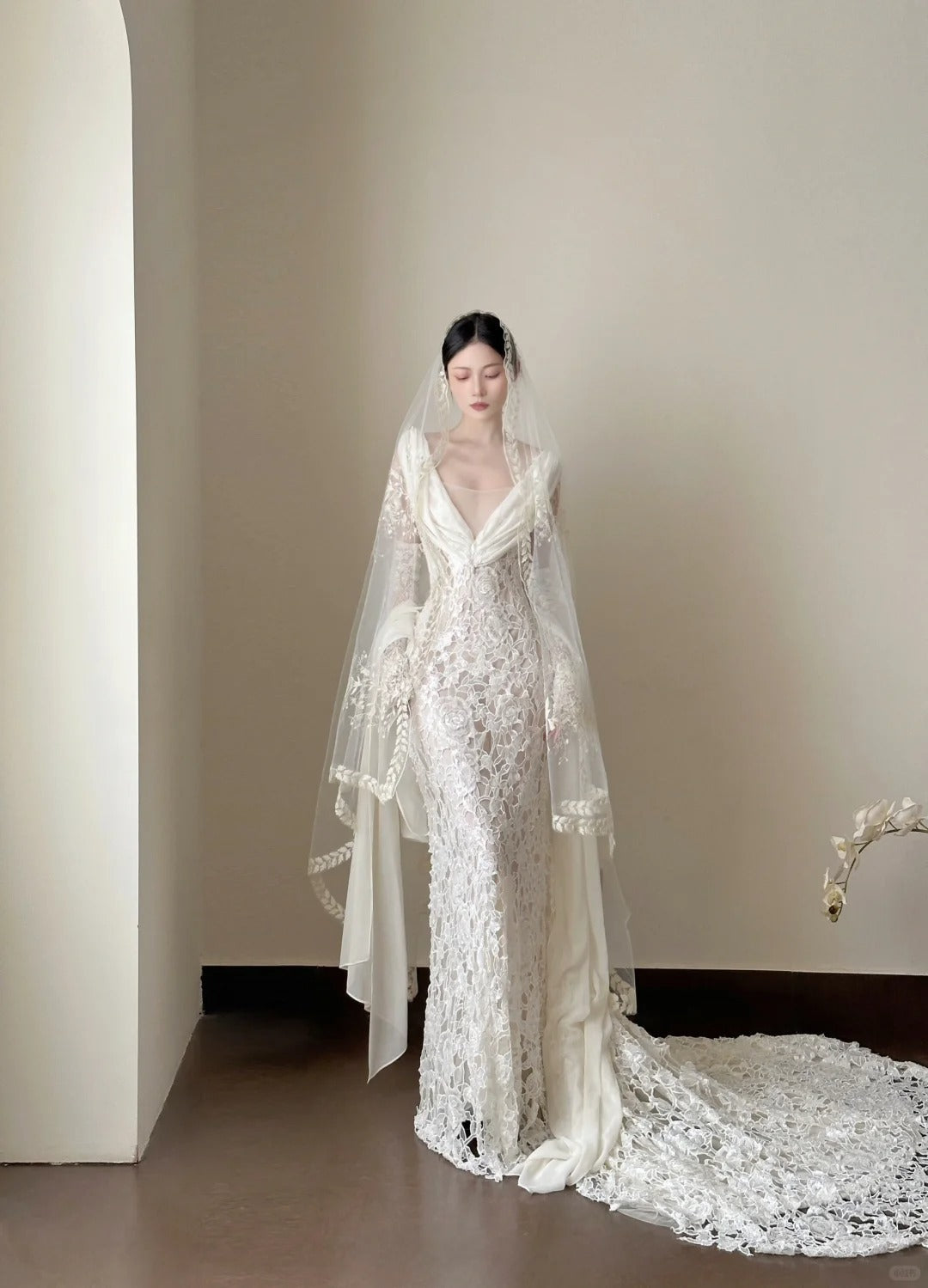 Elegant White Mermaid Train V-Neck Lace Wedding Dresses Secondary image