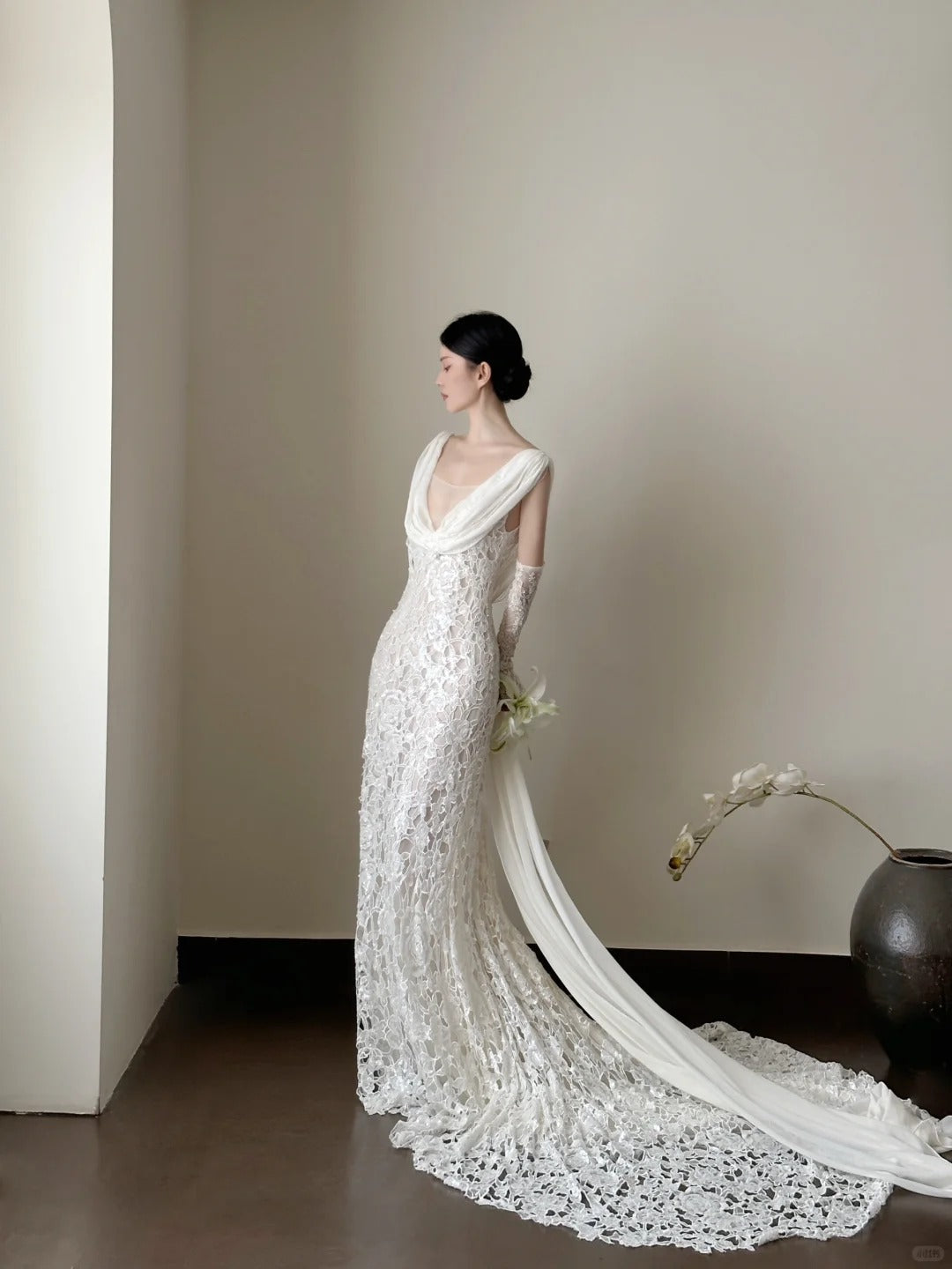 Elegant White Mermaid Train V-Neck Lace Wedding Dresses