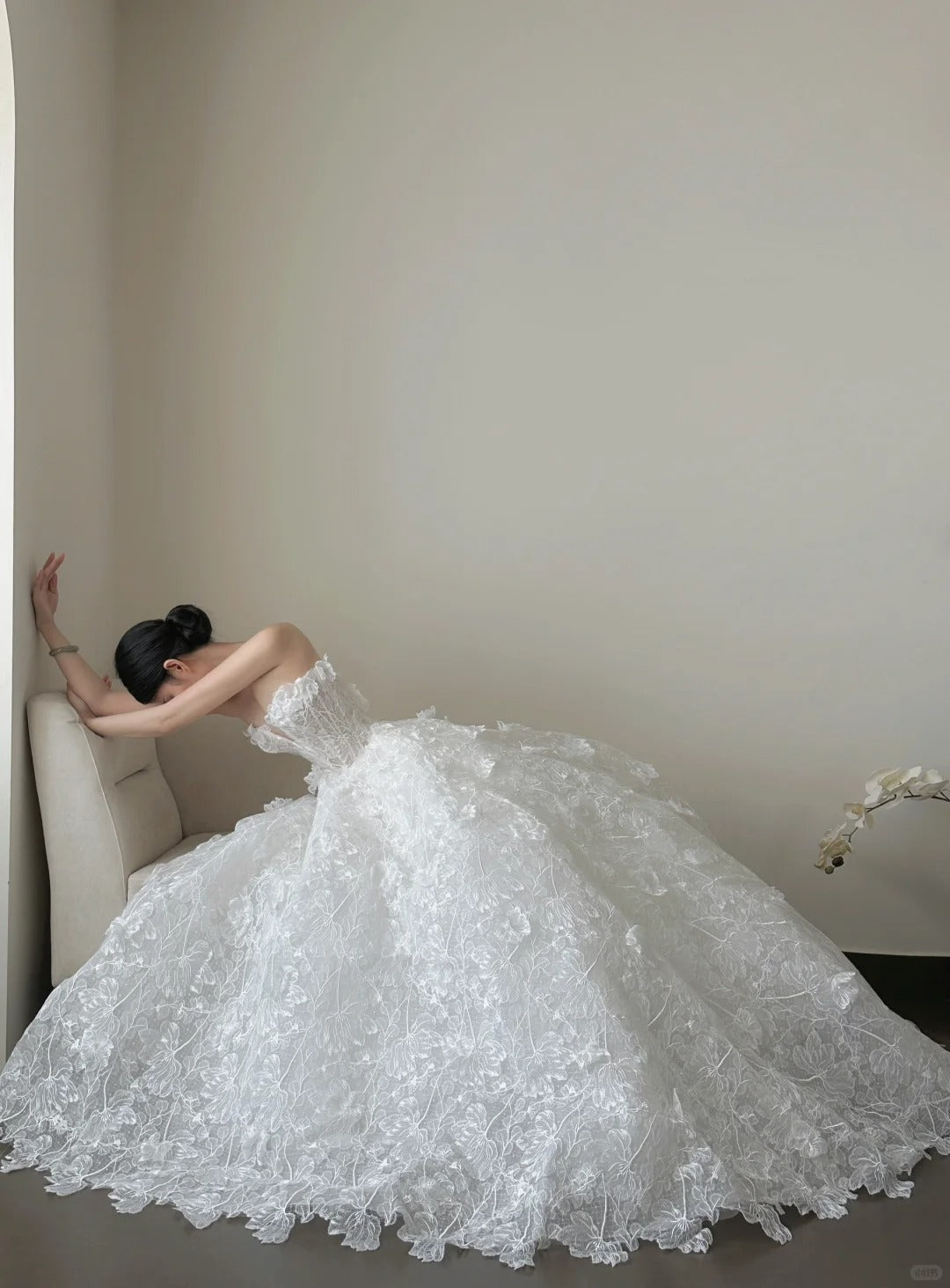 Elegant White Strapless Lace Train Ball Gown Wedding Dresses Main image