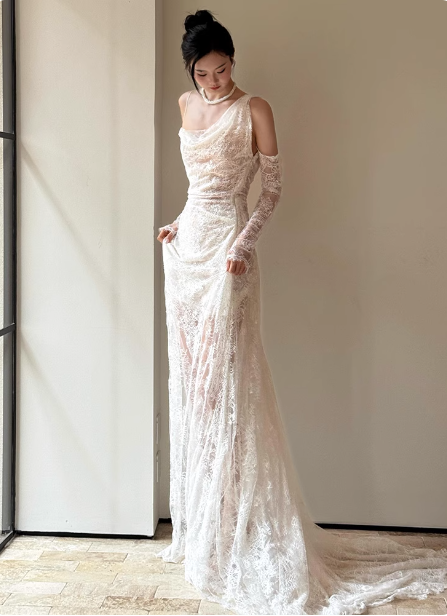 Elegant White Strappy Backless Lace Train Wedding Dresses