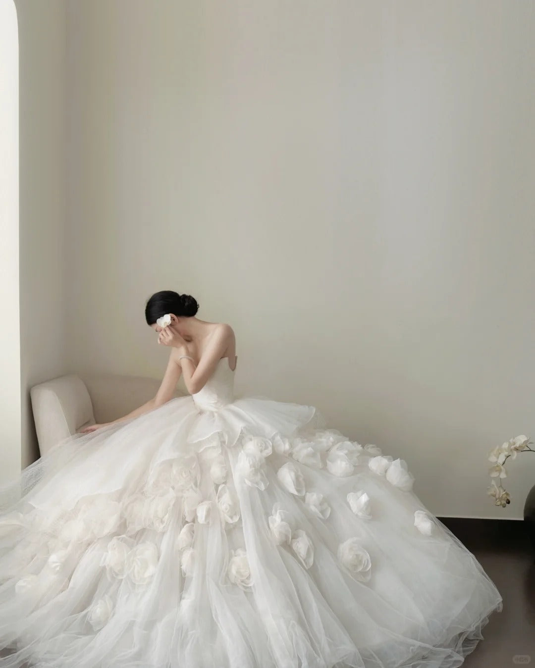 Elegant White Trailing Heart-Shaped Neckline 3D Floral Tulle Ball Gown Wedding Dresses Secondary image