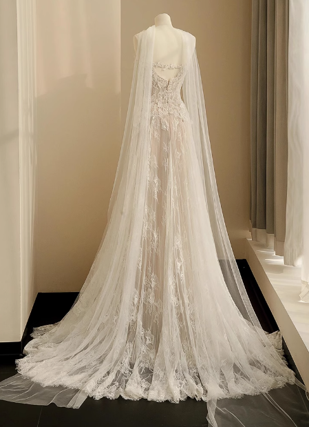 Flowing Lace Sweetheart Neckline A-Line Tulle Wedding Dresses Secondary image