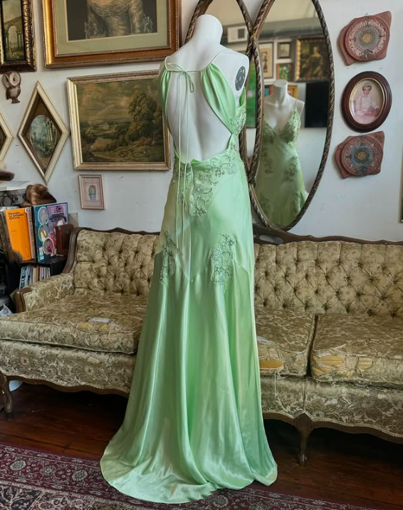 Green V-Neck Exquisite Embroidery Long Satin Ball Gowns Prom Dresses