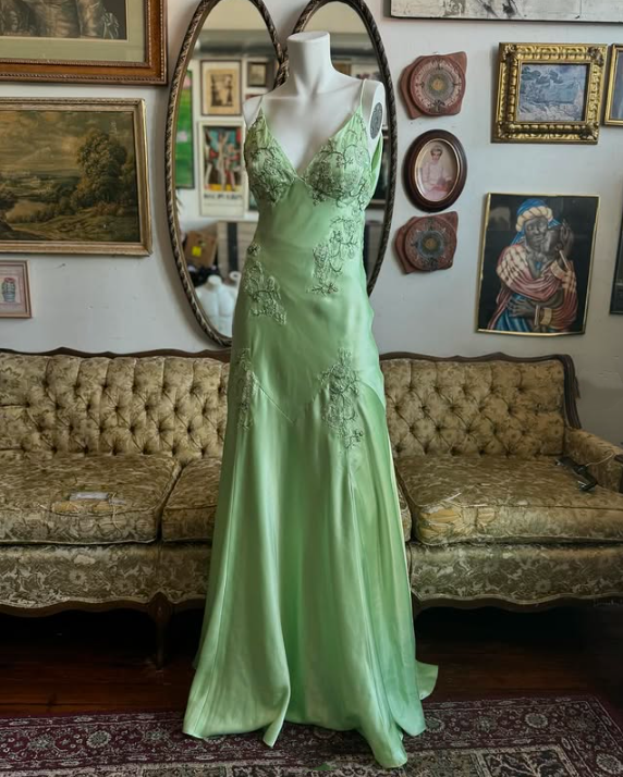 Green V-Neck Exquisite Embroidery Long Satin Ball Gowns Prom Dresses Main image