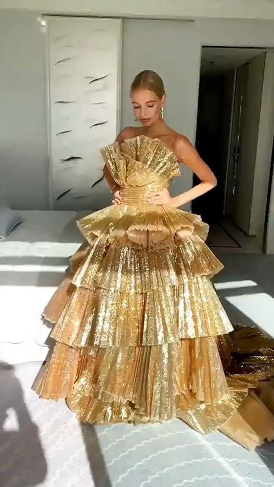 Luxurious Gold Strapless Pleated Irregular Neck Layered Prom Dress Ball Gowns Quinceanera Prom Dresses Secondary image