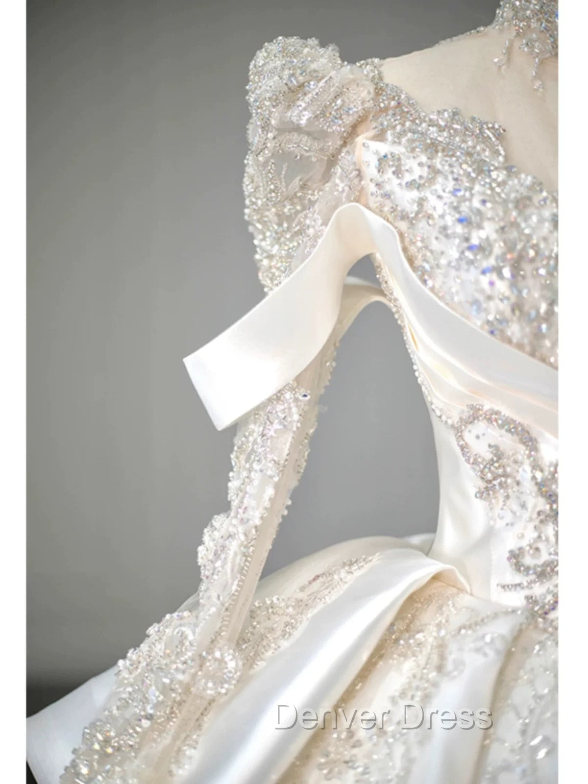Luxury Ball Gowns High Neckline Long Sleeves Sequin White Wedding Dress Brides Dresses