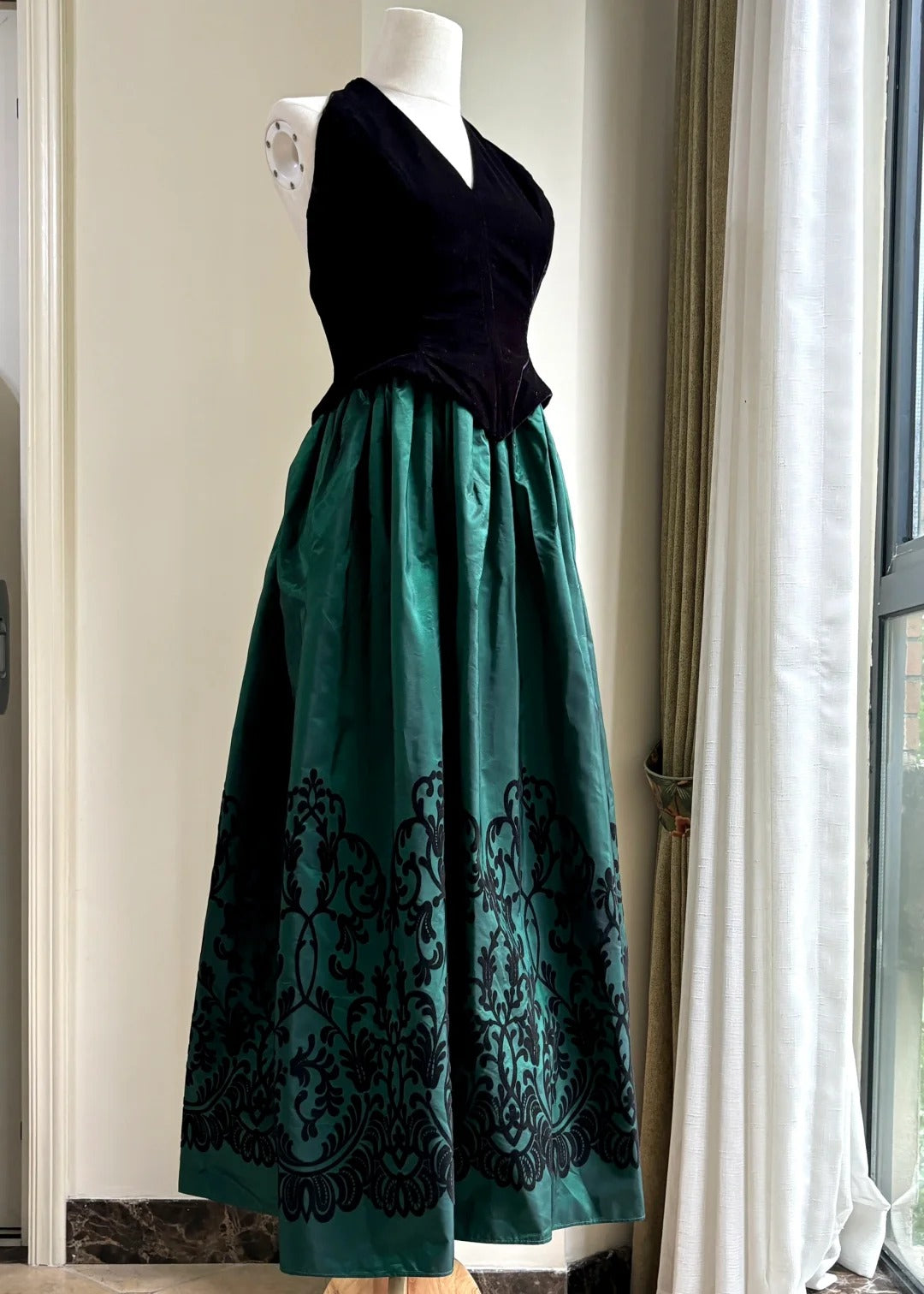 Retro Black And Green A-Line Halter Neck Velvet And Satin Prom Dresses Evening Dresses