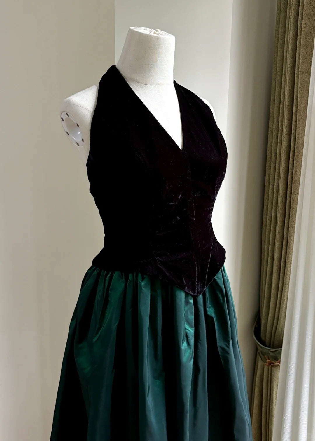 Retro Black And Green A-Line Halter Neck Velvet And Satin Prom Dresses Evening Dresses