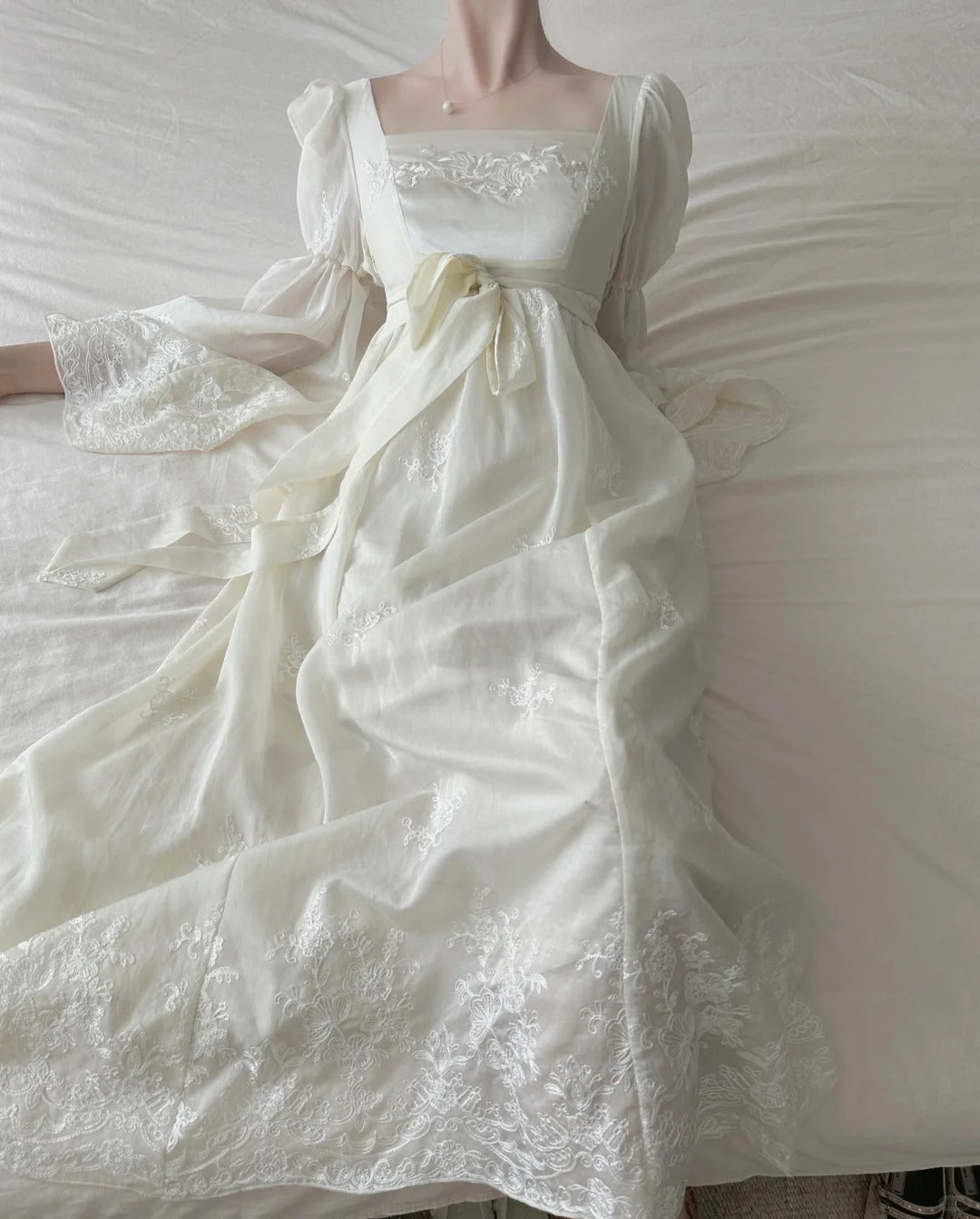 Retro Elegant Ivory A-Line Square Neck Long Sleeve Embroidered Lace Long Prom Dresses Evening Dresses Secondary image