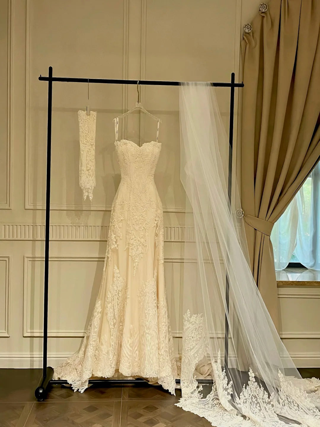 Retro Elegant Off-White Mermaid Strapless Lace Wedding Dresses Secondary image