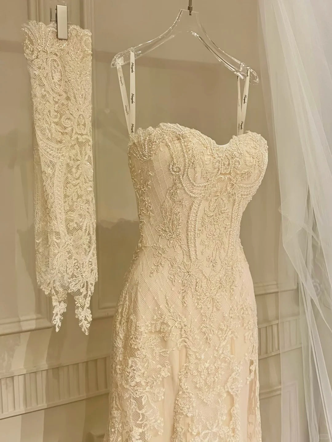 Retro Elegant Off-White Mermaid Strapless Lace Wedding Dresses