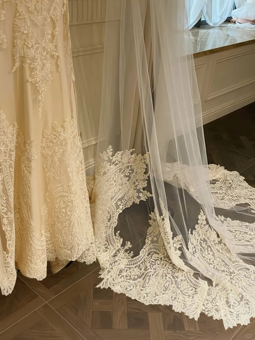 Retro Elegant Off-White Mermaid Strapless Lace Wedding Dresses