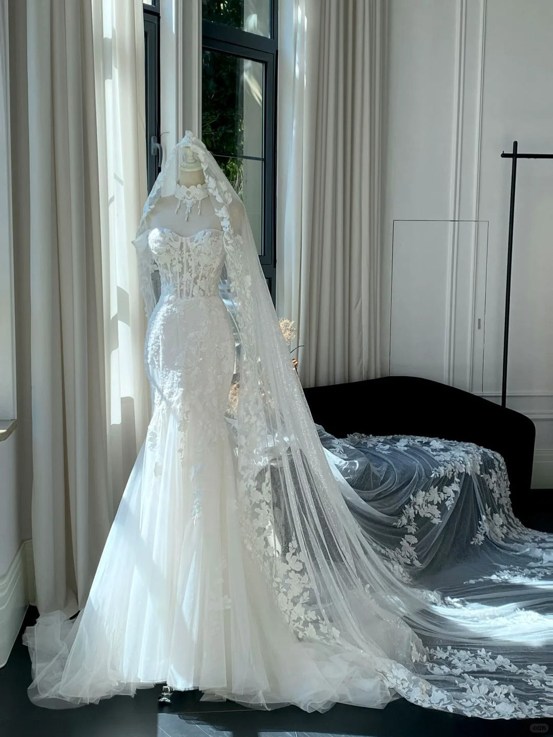 Retro White Mermaid Off-The-Shoulder Herringbone Lace Tulle Wedding Dresses With Train Secondary image