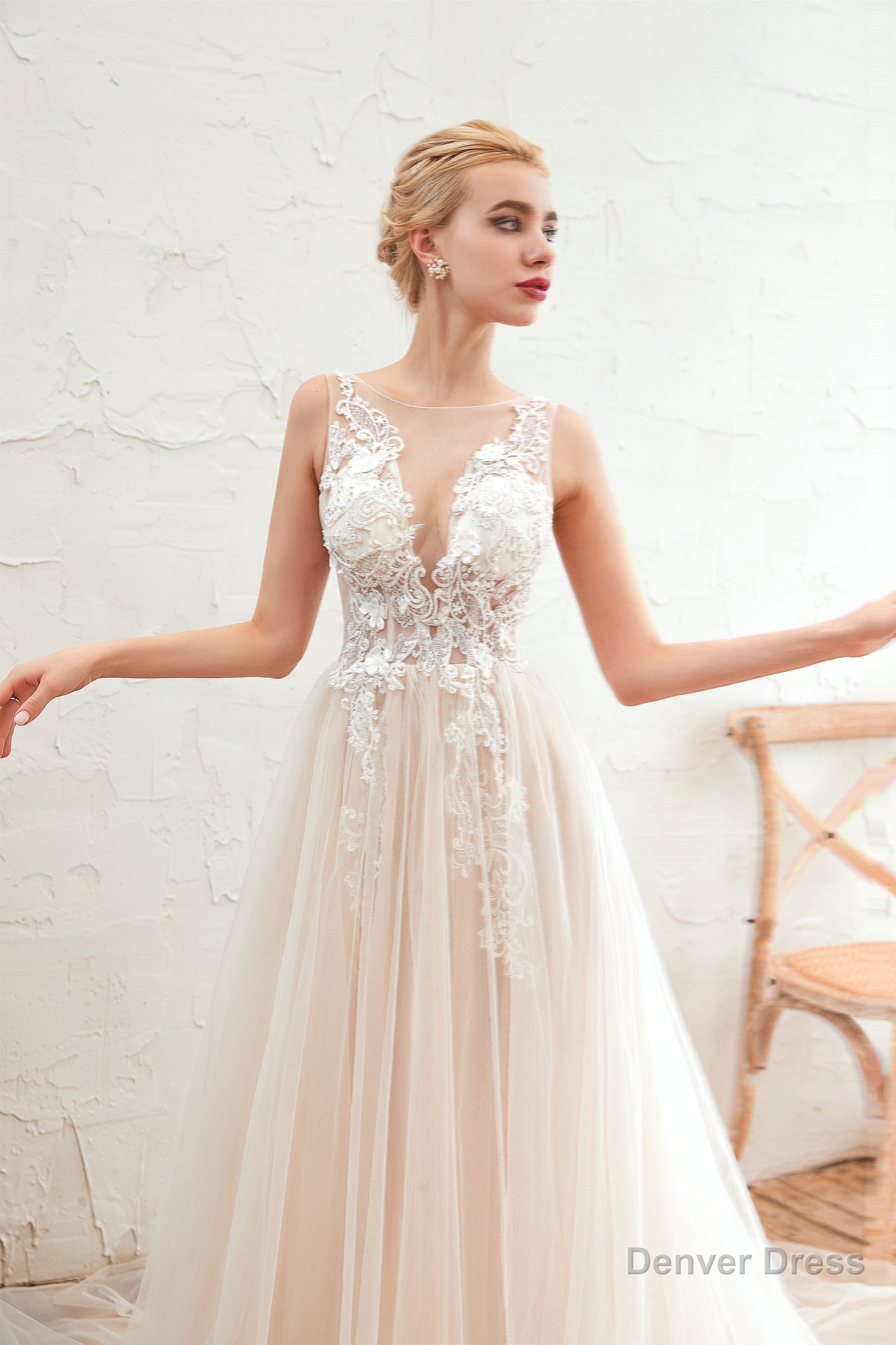 Round Neckline Sleeveless A Line Lace Up Sweep Train Lace Appliques Wedding Dresses