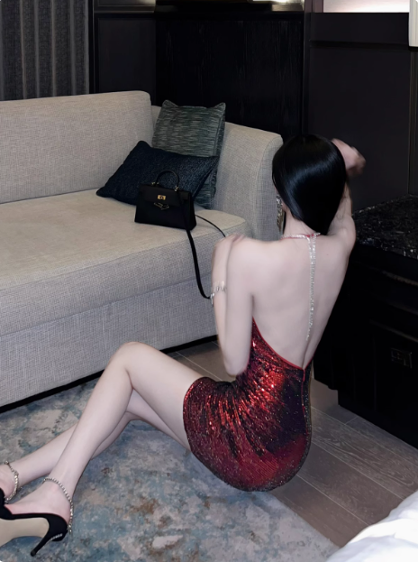Sexy Halterneck Hip-Hugging Sparkly Backless Homecoming Dresses