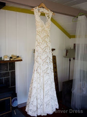 Sleeveless Lace V-Neck Court Train Wedding Dresses